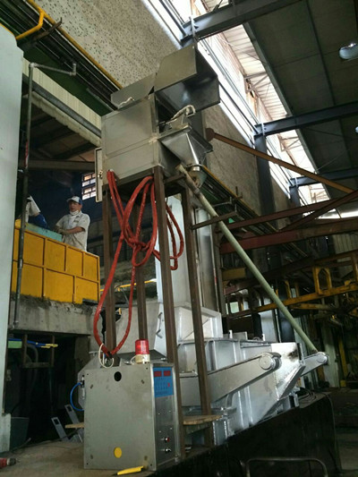 高強(qiáng)度球磨鑄鐵自動(dòng)孕育添加裝置